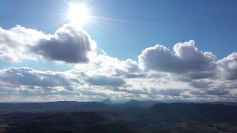 Luftaufnahmen-Von-Rechts-Nach-Links,-Die-über-Ein-Ländliches-Gebiet-Fliegen,-Sonniger-Tag,-Weiße-Wolken,-Frankreich